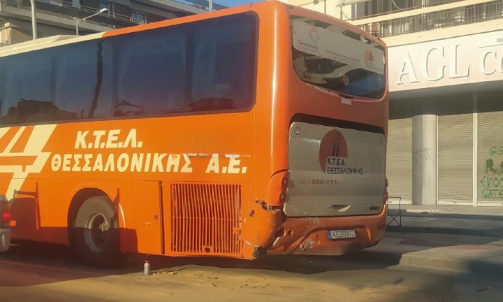 Θεσσαλονίκη: Φορτηγό συγκρούστηκε με λεωφορείο του ΚΤΕΛ